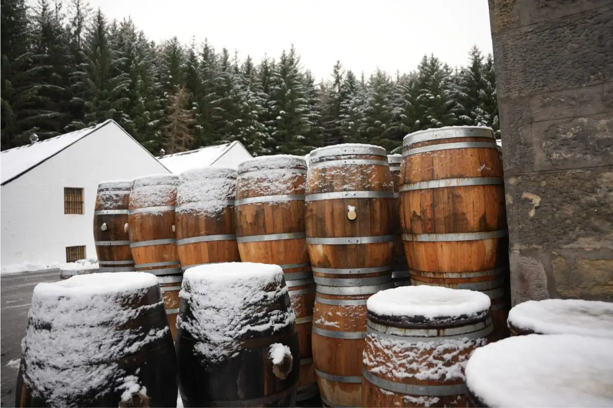 חביות וויסקי מאוחסנות באיזור מושלג
