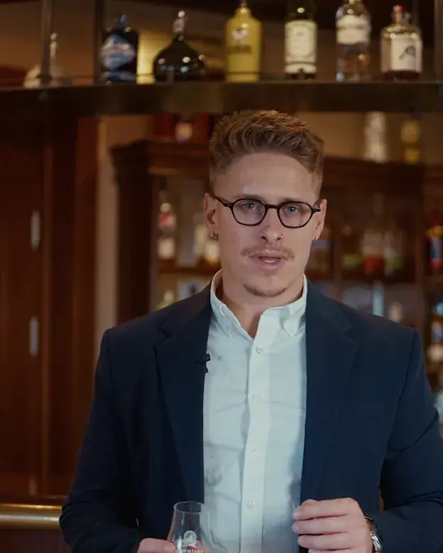 ערן לוין, מייסד ומנכ״ל MyWhisky, בחליפה כהה